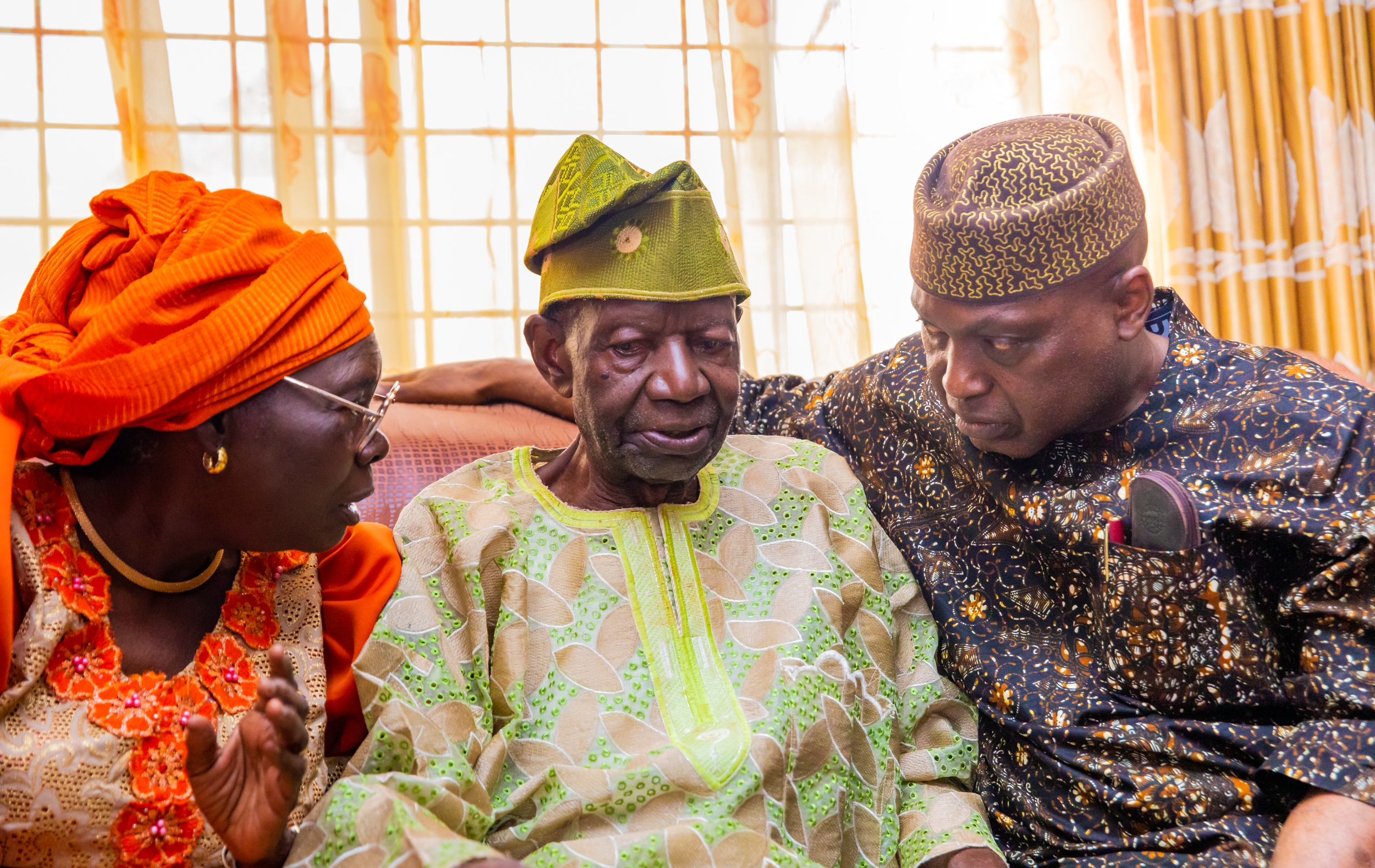 Oyebanji Re-unites with 90-year-old ex-principal, class teacher with fond memories 