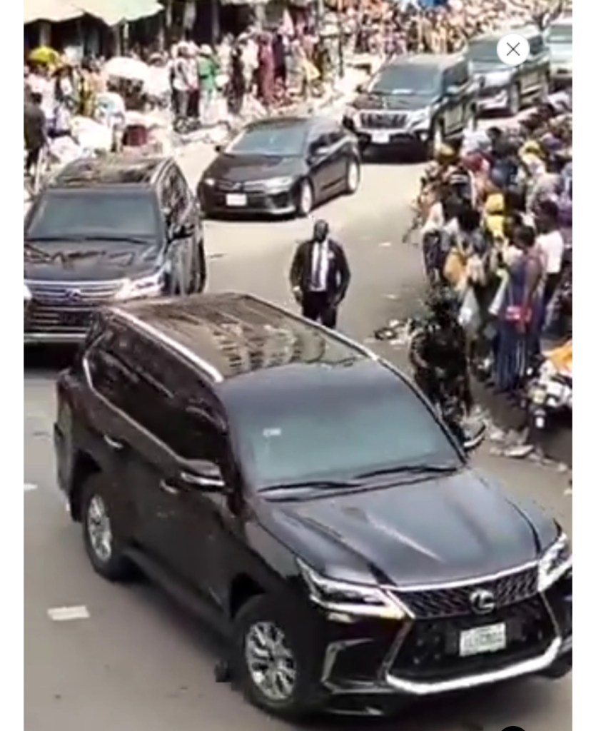 Drama as Traders Scream At Tinubu’s 30-Car Convoy over hardship